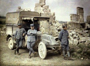 Trois soldats français devant un bâtiment gravement endommagé avec un petit camion, Aisne, France, 1917